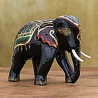 Holzskulptur mit Goldakzenten, „Elephant Royalty“ – Elefantenskulptur aus Raintree-Holz mit Goldakzenten