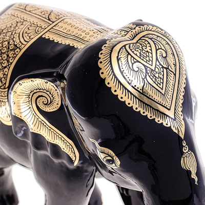 Escultura de madera con detalles dorados. - Escultura de elefante en laca pintada a mano