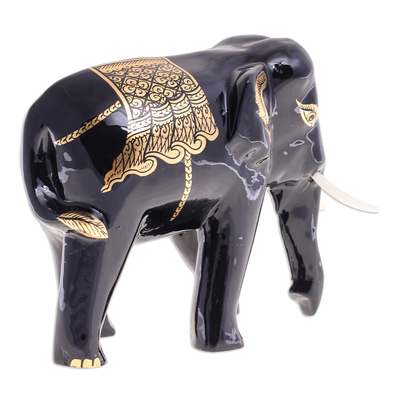 Escultura de madera con detalles dorados. - Escultura de elefante de laca artesanal.