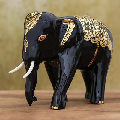 Escultura de madera con detalles dorados. - Escultura de elefante tallada a mano en laca