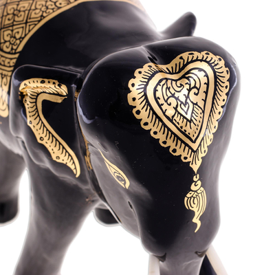 Escultura de madera con detalles dorados. - Escultura de elefante tallada a mano en laca