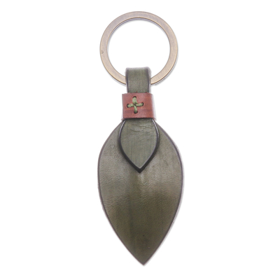 Schlüsselanhänger aus Leder, 'Twin Leaves in Green'. - Handgefertigter Schlüsselanhänger aus Leder und Messing