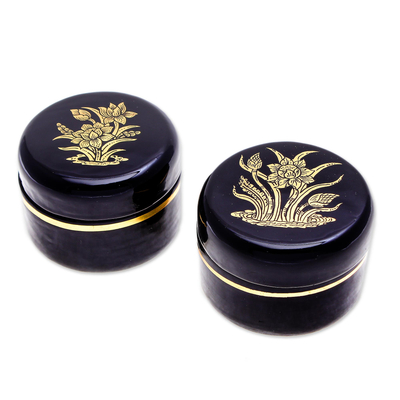 Kisten aus lackiertem Holz mit Goldakzenten, (Paar) - Lackdosen mit Goldakzent und Lotusmotiv (Paar)
