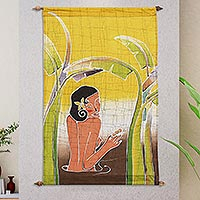 Wandbehang aus Batik-Baumwolle, „Badende Dame“ – Wandbehang aus Batik-Baumwolle mit Präsentationsstangen aus Teakholz