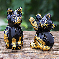 Holzskulpturen mit Goldakzent, „Playful Pair“ (Paar) – Katzenskulpturen mit Goldakzent aus Thailand (Paar)