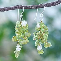 Pendientes colgantes de peridoto y perlas cultivadas, 'Peridot Sea' - Pendientes colgantes de peridoto y perlas cultivadas de agua dulce