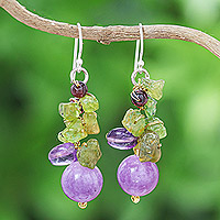 Pendientes colgantes de piedras preciosas múltiples, 'Bosque Violeta' - Pendientes colgantes de peridoto y amatista tailandeses