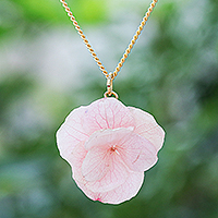 Vergoldete Halskette mit Hortensienblüten-Anhänger, „Wilde Hortensie in Rosa“ – Vergoldete Halskette mit rosa Hortensienblüten-Anhänger