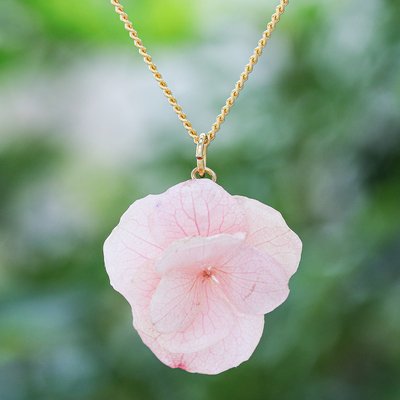 Vergoldeter rosa Hortensienblüten-Anhänger, 'Wild Hydrangea in Pink', Halskette - Vergoldeter rosa Hortensienblüten-Anhänger Halskette