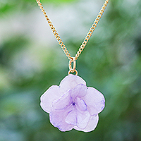 Collar colgante de pétalos de hortensia chapado en oro, 'Hortensia salvaje en púrpura' - Collar colgante de pétalos de hortensia púrpura chapado en oro