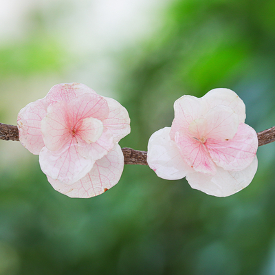 Knopfohrringe mit Hortensienblütenblättern - Hortensienblütenblatt-Knopfohrringe aus Thailand