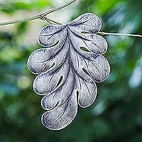 Silberanhänger, 'Sanpatong Leaf' – Kettenloser Blattanhänger aus oxidiertem 950er Silber aus Thailand