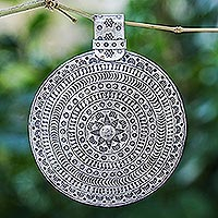 Silberanhänger, „Tribal Charm“ – Runder Anhänger aus oxidiertem 950er Silber mit thailändischen Stammesmotiven