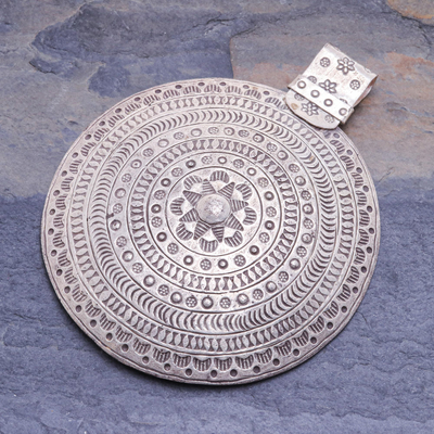colgante de plata - Colgante circular de plata 950 oxidada con motivos tribales tailandeses