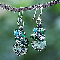 Pendientes con cuentas de piedras preciosas múltiples, 'Spring Moss' - Pendientes colgantes con cuentas verdes moteadas de piedras preciosas múltiples