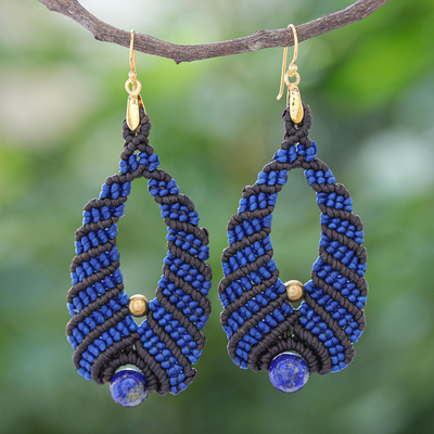 Pendientes colgantes de macramé con lapislázuli, 'Beaded Cocoons' - Pendientes colgantes de macramé azul y negro con lapislázuli