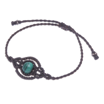 Achat-Makramee-Armband, 'Cool Boho' - Schwarzes Makramee-Armband mit grünem Achatstein aus Thailand
