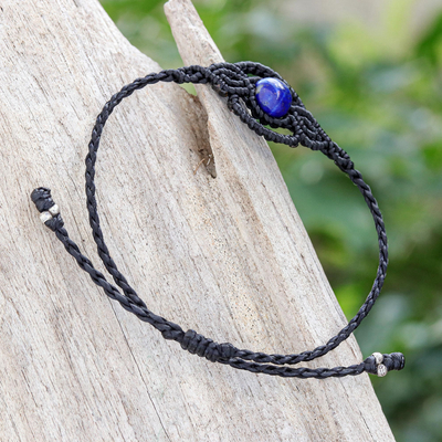 Lapislazuli-Makramee-Armband, 'Cool Boho' - Schwarzes Makramee-Armband mit Lapislazuli-Stein aus Thailand