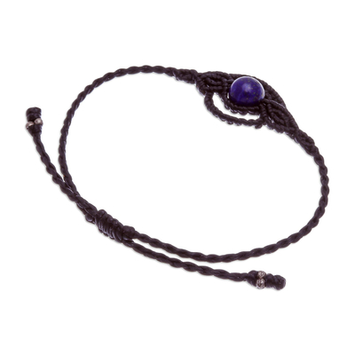 Lapislazuli-Makramee-Armband, 'Cool Boho' - Schwarzes Makramee-Armband mit Lapislazuli-Stein aus Thailand