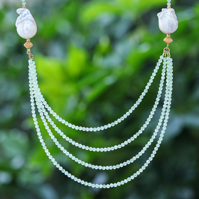 Halskette mit Anhänger aus Chalcedon und Zuchtperle mit Goldakzenten - Goldakzentierte Perlen- und Chalcedon-Halskette aus Thailand