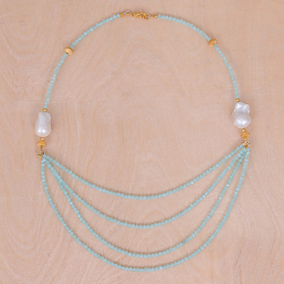 Collar con colgante de calcedonia y perlas cultivadas con detalles en oro - Collar con colgante de calcedonia y perla con detalles dorados