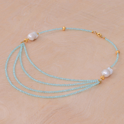 Halskette mit Anhänger aus Chalcedon und Zuchtperle mit Goldakzenten - Halskette mit Anhänger aus Perlen und Chalcedon mit Goldakzenten