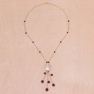 Goldfarbene Halskette mit Granat- und Zuchtperlenanhängern, 'Undersea Echo in Red - Halskette mit Granat- und Perlenanhängern in Goldoptik