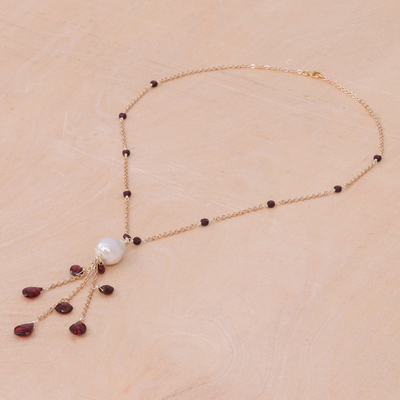 Goldfarbene Halskette mit Granat- und Zuchtperlenanhängern, 'Undersea Echo in Red - Halskette mit Granat- und Perlenanhängern in Goldoptik