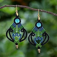 Pendientes colgantes de cuarzo macramé con detalles dorados - Aretes colgantes de cuarzo macramé con detalles dorados