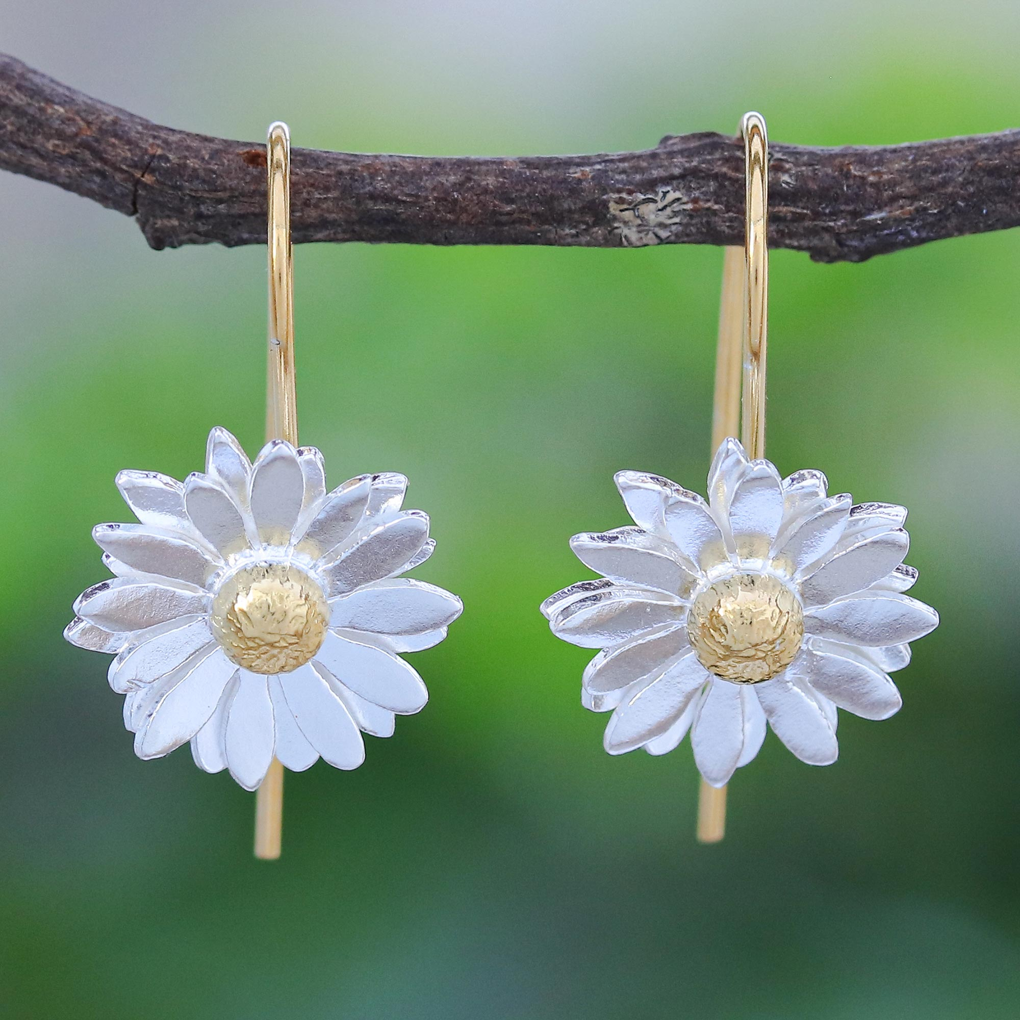 White Daisies Drop / Dangle Earrings Silver Plated Daisy Flowers 