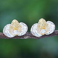 Pendientes de botón de circonita cúbica con detalles en oro, 'Orchid Hunt' - Pendientes de botón con detalles en oro y motivo de orquídea