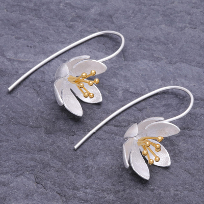 Ohrhänger mit Goldakzenten - Handgefertigte Ohrringe mit Goldakzent und Blumenmotiv