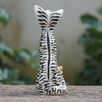 Porzellanstatuette „Zebrakatze“ – handbemalte schwarz-weiße Katzenstatuette