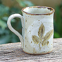 Keramiktasse „Longan Leaf“ – handgefertigte cremefarbene Keramiktasse mit Blattmotiv