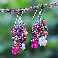 Pendientes colgantes con múltiples piedras preciosas, 'Sugar Berry' - Pendientes colgantes de perlas cultivadas y granates hechos a mano