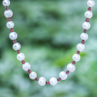 Halskette aus Zuchtperlen und Granatsträngen - Strang-Halskette mit grauen Zuchtperlen und Granaten