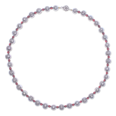 Halskette aus Zuchtperlen und Granatsträngen - Strang-Halskette mit grauen Zuchtperlen und Granaten