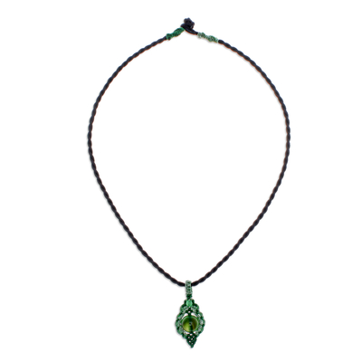 Halskette mit Makramee-Anhänger aus Chalcedon und Quarz - Handgefertigte Makramee-Halskette mit Edelsteinen