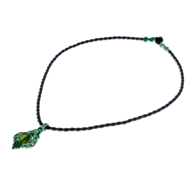Halskette mit Makramee-Anhänger aus Chalcedon und Quarz - Handgefertigte Makramee-Halskette mit Edelsteinen