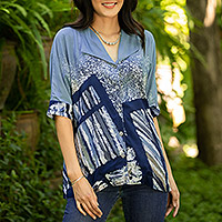 Blusa de algodón batik pintada a mano, 'Artista de vacaciones' - Blusa con botones de algodón Batik hecha a mano
