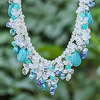 Collar colgante de piedras preciosas múltiples, 'Teal Palace' - Collar colgante de perlas cultivadas y howlita hecho a mano