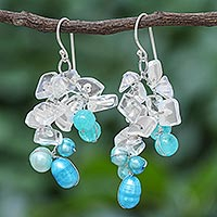 Pendientes colgantes de perlas cultivadas y cuarzo, 'Teal Palace' - Pendientes colgantes de perlas cultivadas azules y cuarzo