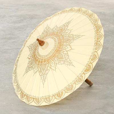 Sombrilla de algodón - Sombrilla crema de algodón y bambú pintada a mano de Tailandia