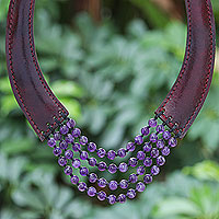 Halskette mit Anhänger aus Leder und Amethyst, „Rustic Chic in Purple“