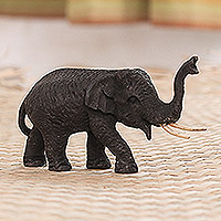 Estatuilla de madera de teca, 'Caminando en la oscuridad' - Estatuilla de elefante de madera de teca hecha a mano