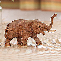 Statuette aus Teakholz, „Elephant Amble“ – Statuette aus thailändischem Teakholz mit Elefantenmotiv