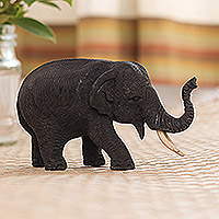 Statuette aus Teakholz, „Nachtspaziergang“ – handbemalte Elefantenstatuette aus Teakholz