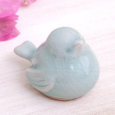 Celadon-Keramik-Figur, 'Sweet Robin' - Kunsthandwerklich gefertigte Celadon-Vogelfigur