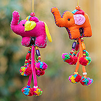 Ornamente aus Baumwollmischung, „Jolly Pachyderms“ – handgefertigte Elefanten-Ornamente (Paar)