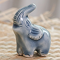 Figura de cerámica Celadon, 'Elefante feliz en azul' - Figura de cerámica artesanal